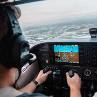 Por qué las muertes por turbulencia en accidentes de avión son una posibilidad real, según una piloto profesional 